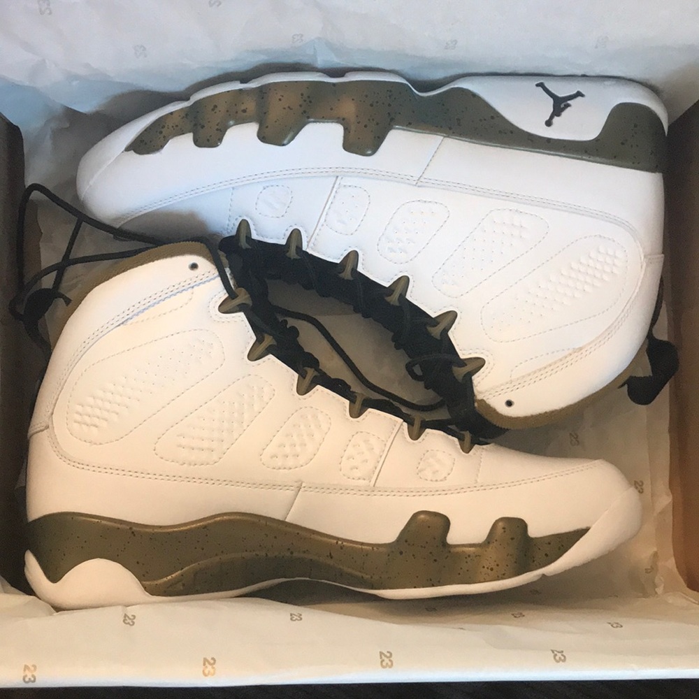 Air Jordan 9 Retro Statue. White, black, & gold!